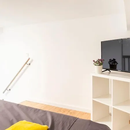 Spacious Loft Style In Wilmersdorf Apartment